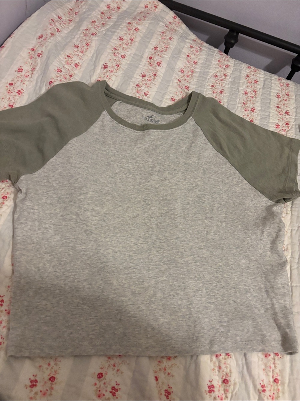 Hollister Heather Gray and Olive Green Raglan Crop Top size Large